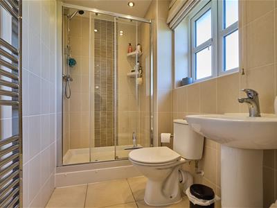 EN-SUITE SHOWER ROOM